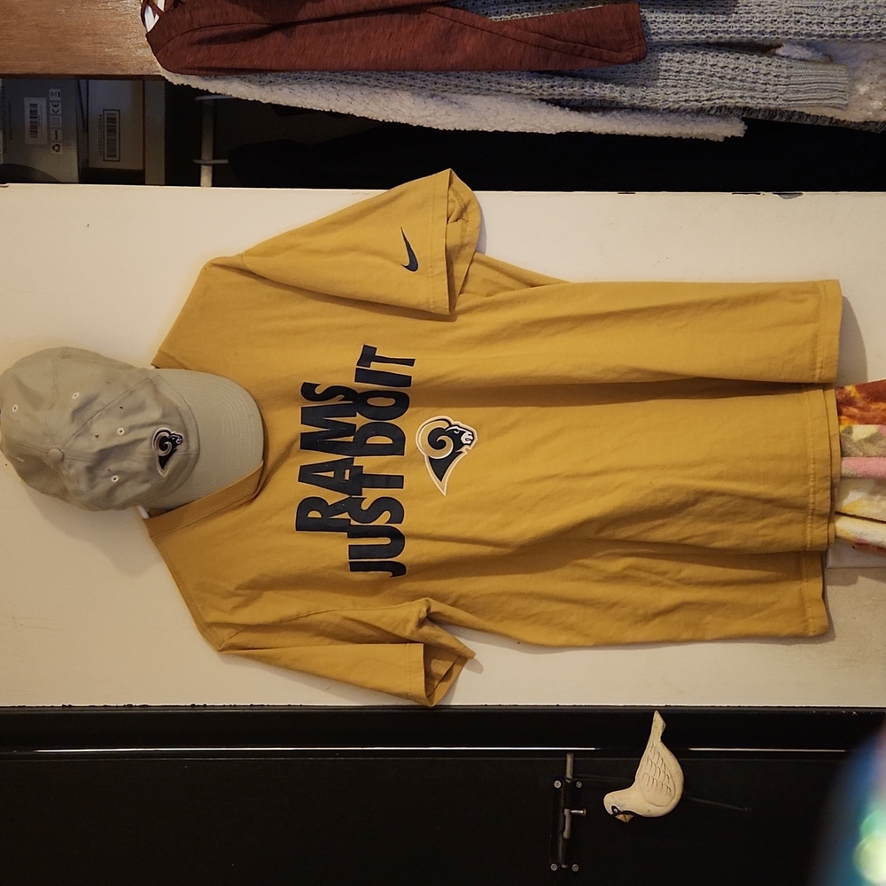 St. Louis Rams Men's size Lg Short Sleeve Tee Shirt with hat.